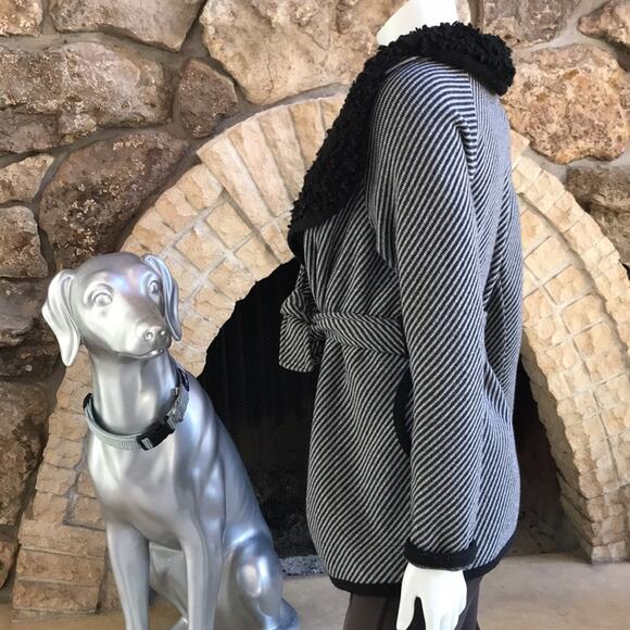 Double Zero Black White Sherpa Collar Tie Front Sweater Women's Size Small - Picture 5 of 11